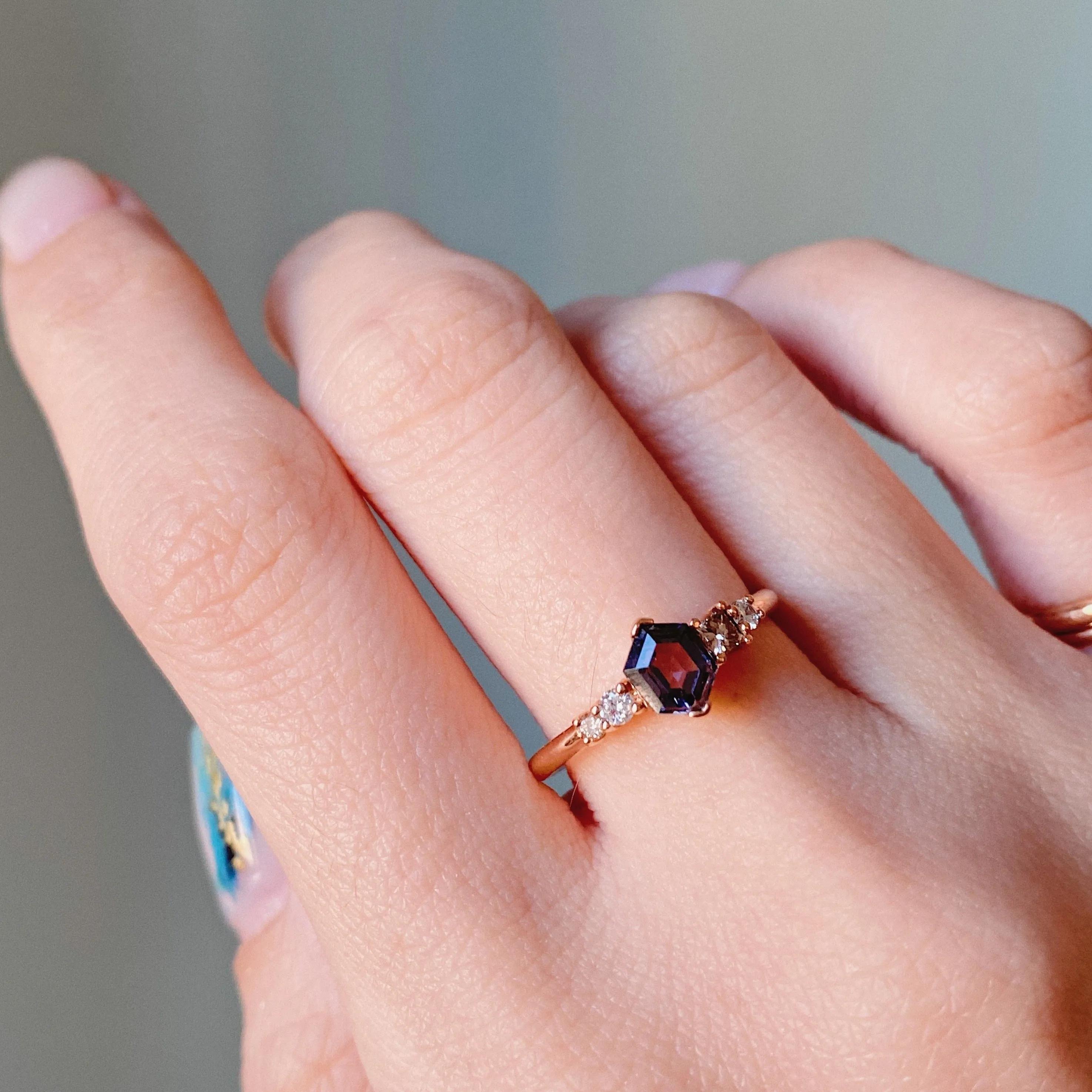 CONTEMPORARY SOUL・18K ROSE GOLD NAVY SPINEL & DIAMOND RING