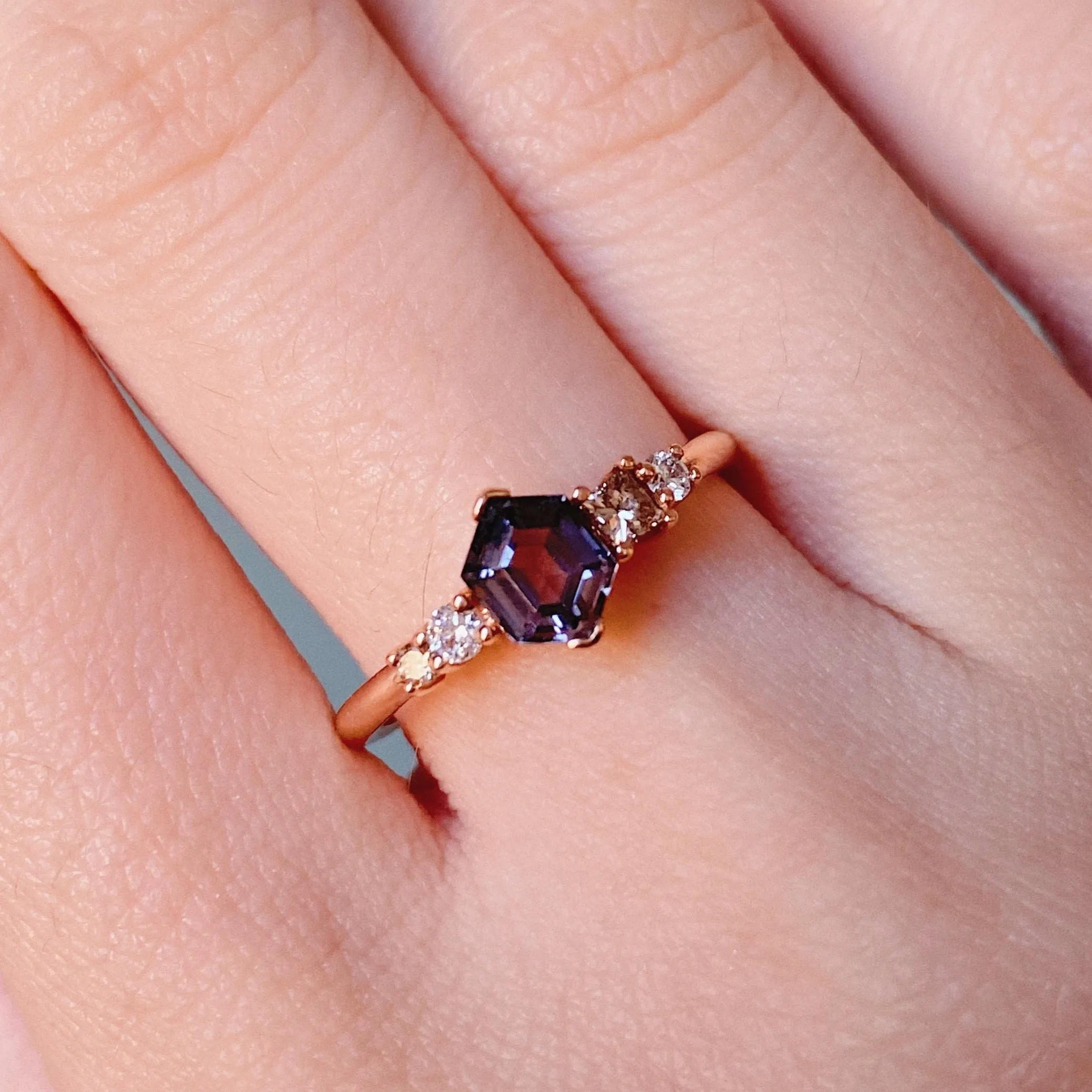 CONTEMPORARY SOUL・18K ROSE GOLD NAVY SPINEL & DIAMOND RING