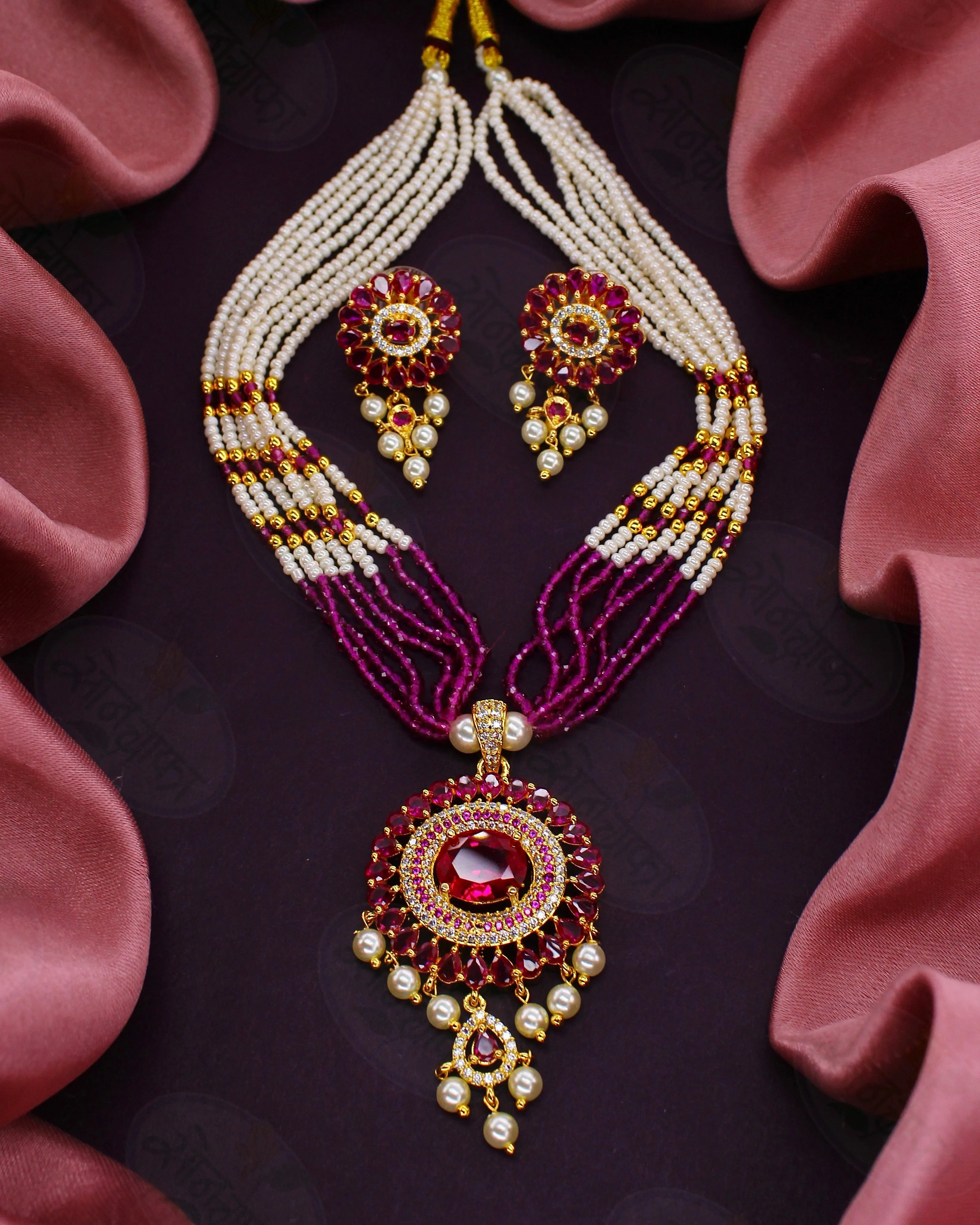 GLINTING GLAM PEARL NECKLACE