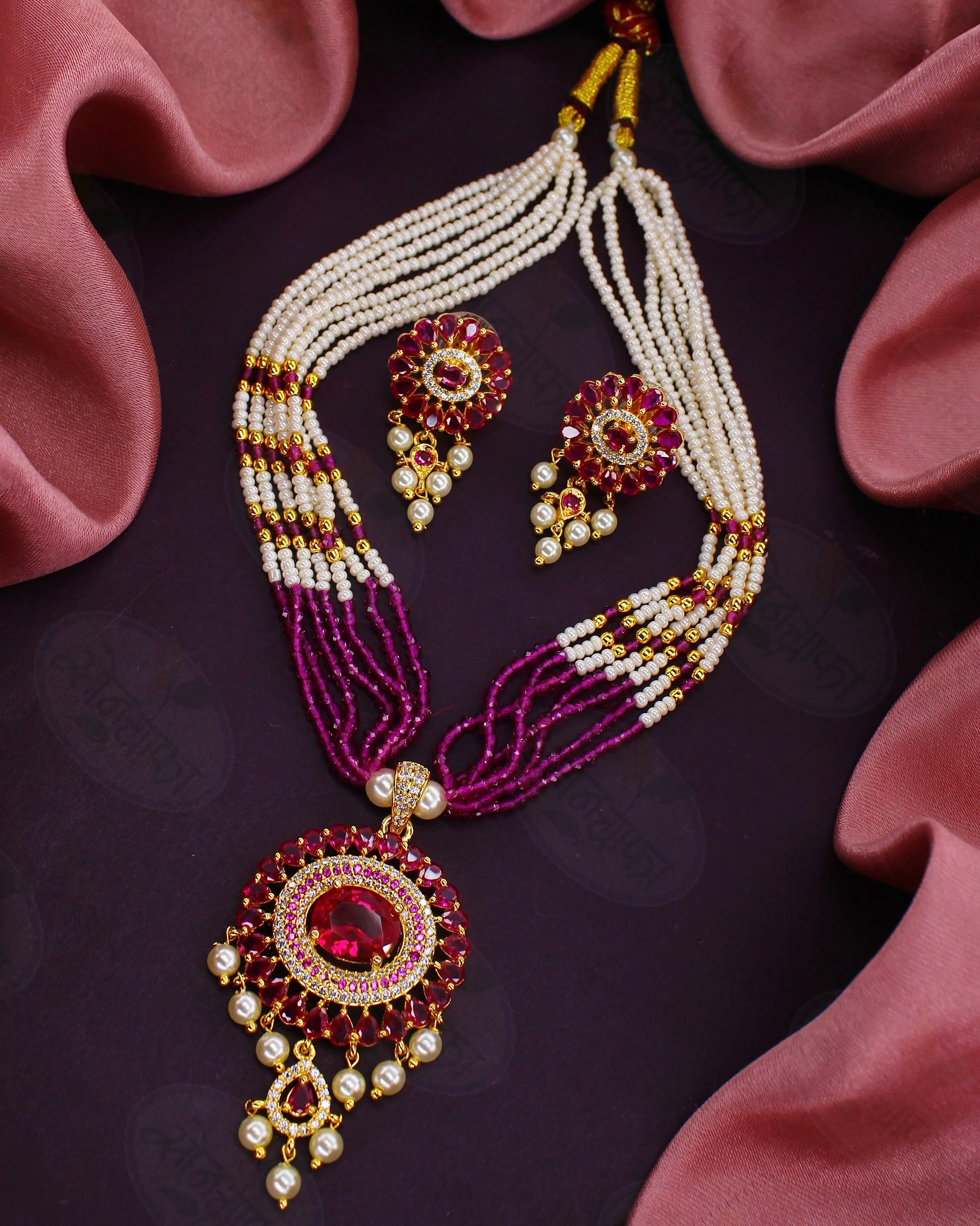 GLINTING GLAM PEARL NECKLACE