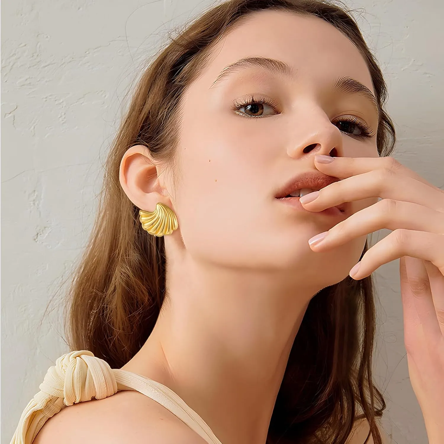 Gold Seashell Studs Earrings for Women Dainty Beach Earrings Summer Fashion Jewelry