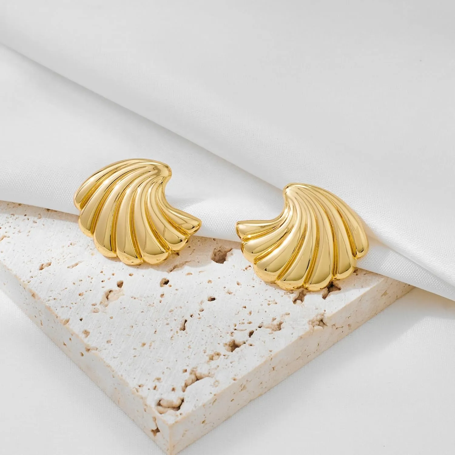 Gold Seashell Studs Earrings for Women Dainty Beach Earrings Summer Fashion Jewelry
