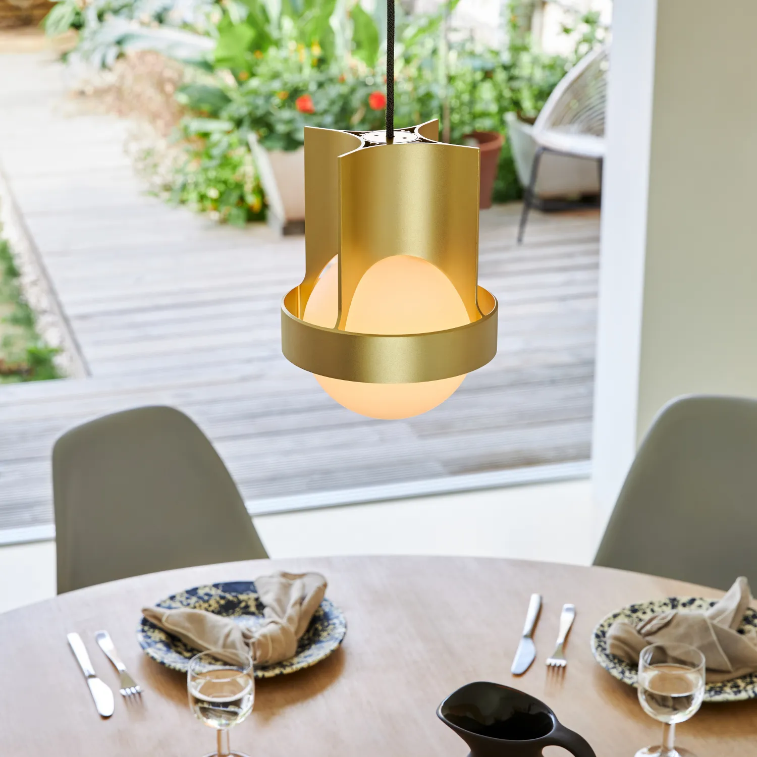 Loop Single Pendant in Gold   Sphere IV