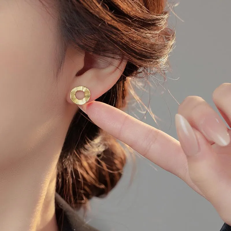 Minimalist Chic: 925 Sterling Silver Round Circle Stud Earrings (gold)
