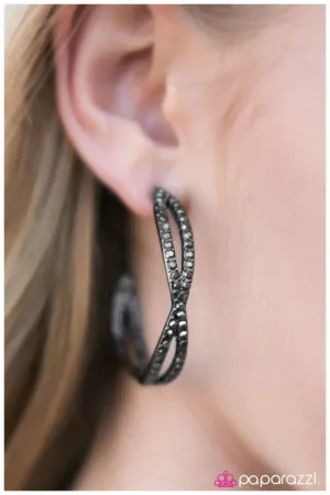 Paparazzi Earring ~ Off the Rails - Black