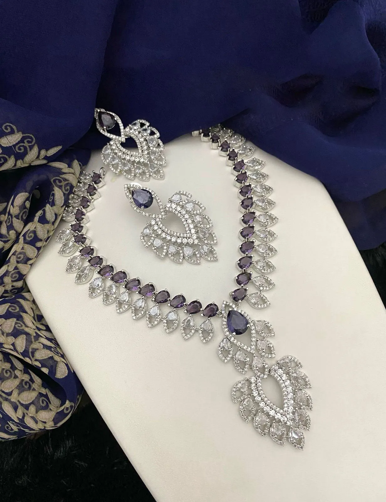 Teardrop Leafy Shapes And Pear Stone Necklace Earrings for Luxurious Appearance in Weddings and Special Occations