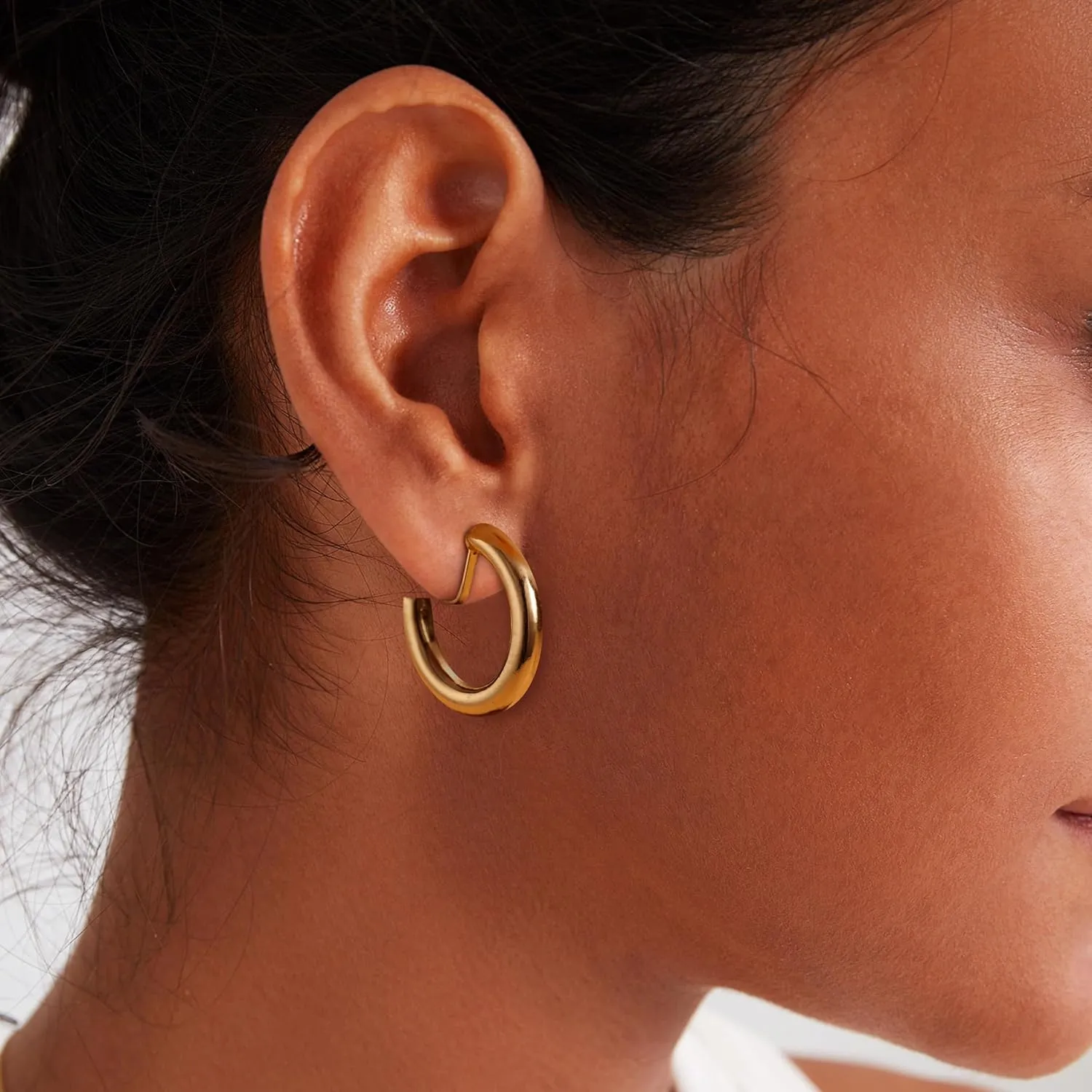 THUNARAZ Gold Clip on Earrings 14K Gold Plated Chunky Hoop Clip Earrings Trendy Clip on Hoop Earrings for Women Non-Pierced Fake Jewelry