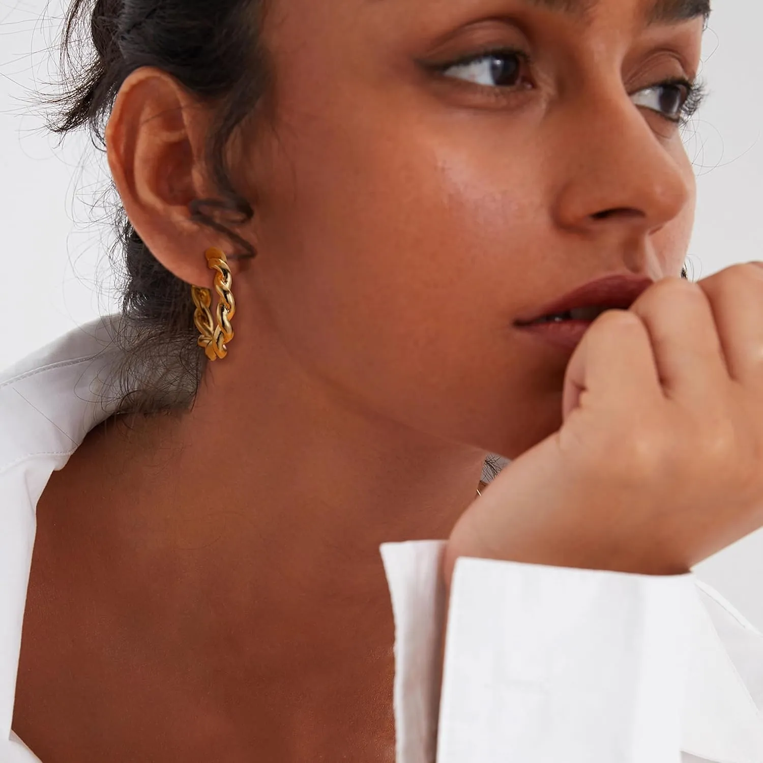 THUNARAZ Gold Clip on Earrings 14K Gold Plated Chunky Hoop Clip Earrings Trendy Clip on Hoop Earrings for Women Non-Pierced Fake Jewelry